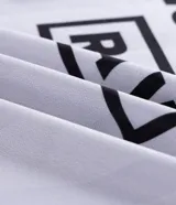 Remera de corte boxy fit confeccionada en microfibra de poliéster, con cuello redondo, manga corta y estampado frontal con la palabra Phantom y logo de Athletic Club.