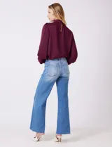 Jean wide leg marca Elan, color negro, de tiro alto con pierna ancha desde la cadera hasta el ruedo. Incluye pretina con pasadores, botón y cierre, y bolsillos funcionales en la parte delantera y trasera. La terminación del ruedo es deshilachada.