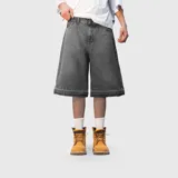 Bermuda de jean estilo baggy, color negro con efecto lavado. Presenta un corte amplio, bolsillos traseros con bordes deshilachados y detalle de bordado en uno de ellos. El ruedo también cuenta con un acabado deshilachado.