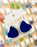 Aros de acrílico azul con forma irregular y borde de strass plateado.