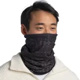 Cuello multifuncional reversible de la marca Buff, diseñado para brindar protección térmica en climas fríos. Presenta un estampado geométrico en tonos grises y negros, con un tejido elástico y suave que permite su uso como bufanda o protección facial.