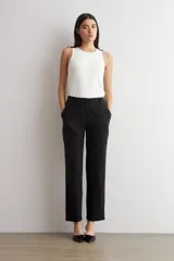 Pantalón de corte recto y tiro medio con diseño de jacquard floral en color negro.