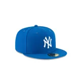 Gorra New Era azul con logo de los New York Yankees bordado en blanco en el frente.
