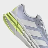 Championes de running Adidas Adistar 3, color gris claro con tres franjas blancas en los laterales. Presentan una mediasuela gruesa blanca con detalles en verde lima fluorescente en la parte trasera, donde se lee "REPETITOR".