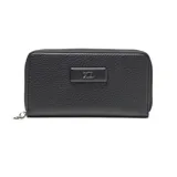 Billetera o fichero negro con cierre perimetral y textura de cuero granulado. Presenta un parche rectangular con las letras 'XL' en el centro.