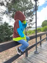 Canguro oversize con capucha, color azul, blanco y fucsia.