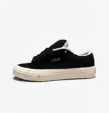 Zapatillas Vision modelo Odd Cirkus de estilo skate, en color negro con suela de goma blanca y cordones gruesos negros.