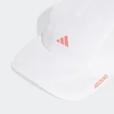 Gorro de running Adidas Adizero, color blanco, con logo de las tres barras en color coral/naranja en el frente y la palabra "ADIZERO" en la visera. Presenta perforaciones cortadas con láser para ventilación y cierre trasero ajustable.