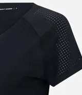 Remera deportiva de microfibra color blanco, con cuello redondo, mangas cortas y paneles laterales con textura perforada para mayor ventilación.