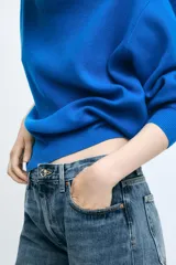 Jersey de punto color azul, con cuello redondo, manga larga y detalles de rib en cuello, puños y dobladillo.