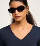 Blusa básica de manga corta con cuello en V, confeccionada en tejido de viscosa con elastano. Presenta un diseño liso y corte ajustado.