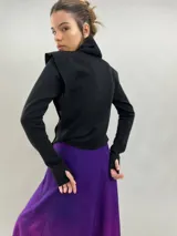 Buzo de jersey de lana color negro, con cuello elevado, hombreras estructuradas y mangas largas con puños con ojal para el pulgar.