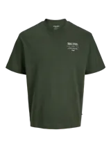 Remera verde militar de manga corta, con cuello redondo y diseño holgado. Cuenta con un pequeño estampado tipográfico en el pecho.