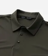 Camisa polo masculina de manga corta, confeccionada en tejido técnico de poliamida con elastano. Presenta cuello inglés con tapeta de tres botones, ofreciendo propiedades de secado rápido, elasticidad y confort térmico.