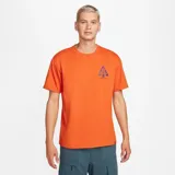 Remera Nike ACG de alta densidad en color naranja, de corte amplio y relajado, con cuello redondo de canalé y gráfico estampado en el pecho.