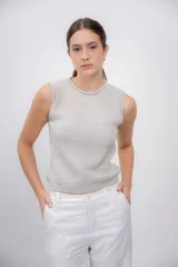 Chaleco gris de punto, confeccionado en 100% baby alpaca, sin mangas y con cuello redondo.
