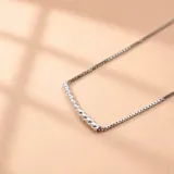 Gargantilla de plata 925 con cadena veneciana y un dije tubular con textura tallada.