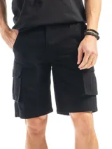 Bermuda cargo color negro de corte clásico, confeccionada en gabardina de algodón con lycra. Cuenta con bolsillos laterales con solapa y presillas para cinturón.