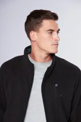 Campera de polar azul marino con cierre frontal completo, cuello alto y bolsillos laterales con cierre. Presenta un bolsillo vertical con cierre en el pecho y logo bordado.