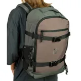 Mochila Martha Sarga de 28 litros, color gris y marrón, fabricada con tejido antidesgarro de residuos plásticos reciclados. Cuenta con cierre completo de fácil acceso, correas de compresión frontales con hebillas y tiradores de cordón.