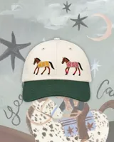 Gorra de algodón con corona color beige y visera verde oscuro. Presenta bordados frontales de dos caballos con mantas decorativas.