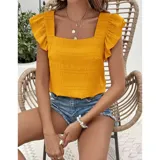 Blusa de color amarillo con textura fruncida, cuello cuadrado y mangas cortas con volados.