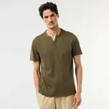 Camiseta de manga corta color verde militar con cuello tunecino y cartera de tres botones.