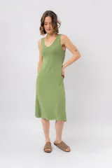 Vestido midi verde oliva de tejido acanalado, con escote en V y corte al cuerpo.