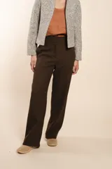 Pantalón de tiro alto y pierna recta de lana fina marrón sin teñir.