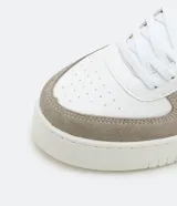 Championes casuales de material sintético blanco con detalles en gamuza gris y marrón.