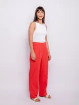 Pantalón ancho celeste de lino y viscosa, con bolsillos delanteros y cierre con botón.