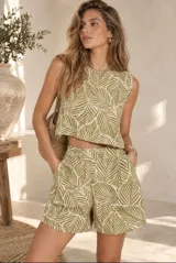 Conjunto de dos piezas confeccionado en lino con estampado de hojas verdes y beige, compuesto por un top sin mangas de corte cropped y un short con bolsillos laterales y cintura elástica.