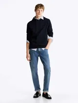 Buzo Tommy Hilfiger de felpa de algodón color azul marino, con capucha ajustable con cordón, bolsillo tipo canguro, puños y bajo de punto canalé, y logo bordado en el pecho.