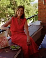 Collar corto de cuentas de colores con dije de pez de cerámica, piedras naturales y detalles en plata 925.