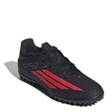 Championes de fútbol Adidas modelo F50 Club, diseñados para césped sintético. Presentan un diseño en color negro con detalles en rojo, incluyendo las icónicas tres tiras de la marca en el lateral y el logo en la puntera. Poseen suela con tapones pequeños para mayor tracción.
