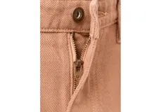 Pantalón de mezclilla tipo jeans, color marrón claro, de corte recto y tiro medio con diseño de pernera ancha.