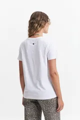 Remera blanca de algodón con cuello redondo y calce regular.