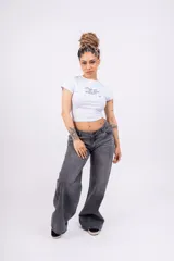 Remera negra de jersey con lycra y estampado frontal con la frase 'Break with the limits of reality' en color blanco.