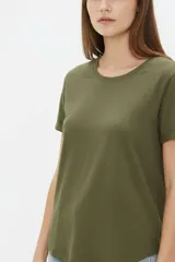 Remera de manga corta color blanco con cuello redondo y dobladillo redondeado.