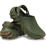 Zuecos Crocs Echo Clog Echo Gum color verde militar con suela de goma marrón. Presentan un diseño audaz y deportivo, con orificios de ventilación en la parte superior y una correa trasera ajustable.