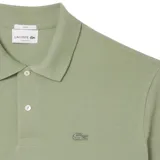 Remera polo Lacoste de manga corta, confeccionada en tejido de piqué color verde oliva. Presenta cuello clásico, cierre frontal con dos botones y el icónico logo del cocodrilo bordado en el pecho.