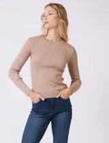 Buzo de tejido acanalado color beige, con cuello redondo y mangas largas, de corte ajustado al cuerpo.