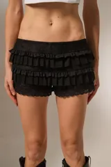 Short negro de poliamida con volados y encaje, de calce bajo y ajustado al cuerpo.