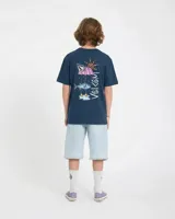 Remera azul oscuro con diseño gráfico en la espalda que incluye un pez bajo una sombrilla, un sol y la inscripción Volcom.