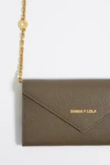 Minibolso billetera de piel color rosado, con cierre de solapa y broche a presión. Incluye bolsillo exterior y asa bandolera de cadena con logo Chimo. El interior cuenta con monedero y tarjetero. Exterior personalizado con logo Bimba y Lola estampado en dorado.