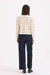 Pantalon de jean azul oscuro, de corte ancho y tiro alto, con botamanga ancha y cinto de tela incluido.