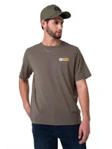 Remera verde militar de manga corta y cuello redondo, con pequeño parche estampado del logo de Caterpillar en el pecho.