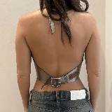 Top halter de cuero plateado con acabado metalizado, diseño estructurado con costura central vertical y bajo en punta.