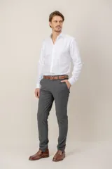 Pantalón de vestir corte slim fit, confeccionado en gabardina de lana color beige, con cierre frontal y bolsillos laterales.