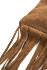 Cartera de mano negra con flecos largos colgantes y correa delgada.